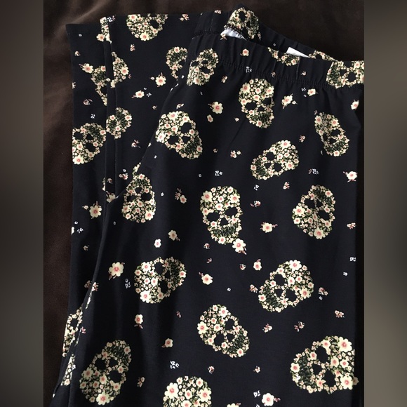 Ladies Flower Skull Leggings - Picture 4 of 8